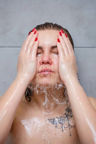 Cuidado Com Pele Facial Mulher Aplicando Água Por Mãos Rosto — Fotografia de Stock