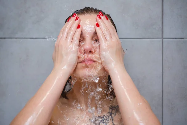 Cuidado Facial Piel Mujer Aplicando Agua Con Las Manos Cara — Foto de Stock