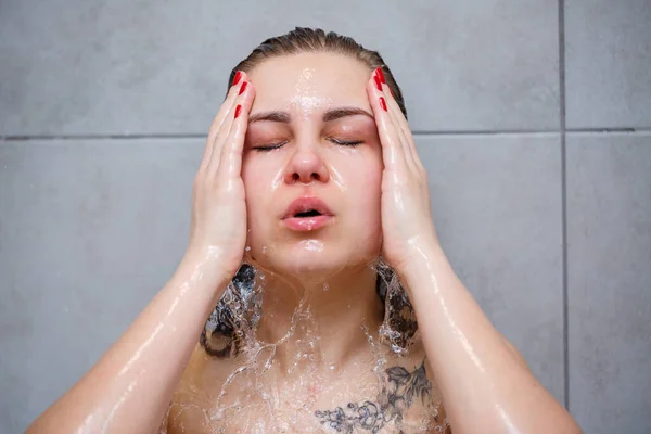 Cuidado Com Pele Facial Mulher Aplicando Água Por Mãos Rosto — Fotografia de Stock