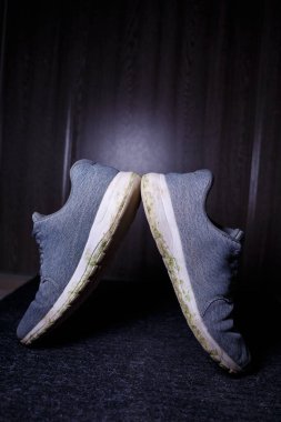 Topraktan ve ottan kirli tabanlı gri erkek ayakkabıları, koşu ve spor ayakkabıları.