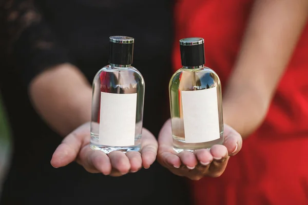 Garrafa Perfume Uma Mão Feminina Mulher Elegante Jovem Segurando Uma — Fotografia de Stock