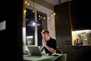 Bir serbest çalışan mutfakta çalışır ve dizüstü bilgisayar kullanır. İşadamı dizüstü bilgisayarla çalışıyor ve iyi haberler okuyor. Başarılı bir girişimci modern evinde bağımsız olarak oturur ve çalışır..
