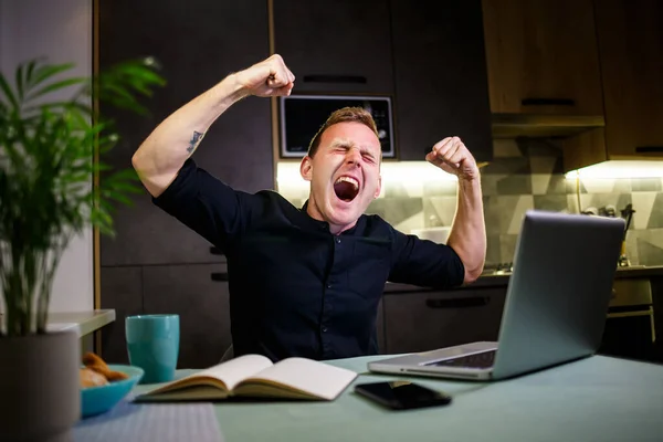 Geschäftsmann Sitzt Heimischen Tisch Modernes Gemütliches Haus Schaut Auf Laptop — Stockfoto