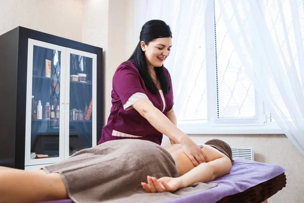 Terapeuta Massagem Feminina Médico Fazendo Procedimento Massagem Modelo Menina Jovem — Fotografia de Stock