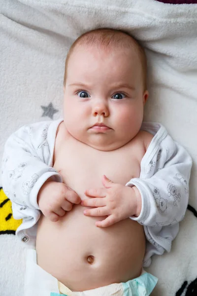 Bebe Fille De 3 Mois Est Couche Sur Le Lit Bebe Sans Vetements Dans Une Couche Jambes Petit Stock Photo