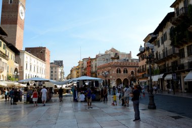 Verona, İtalya 'daki Piazza Delle Erbe Meydanı.