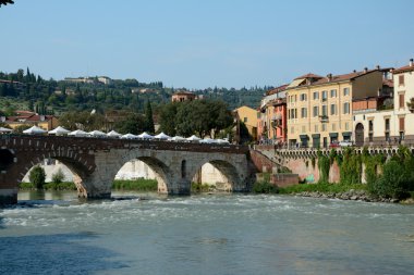 Köprü ve Binalar Adyga River Verona, İtalya.