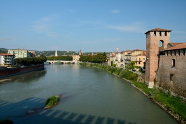 Adyga Nehri Castelvecchio'yu şatoda Verona, İtalya.