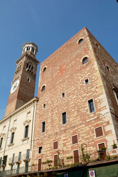 Torre en Piazza Delle Erbe en Verona, Italia . — Foto de Stock