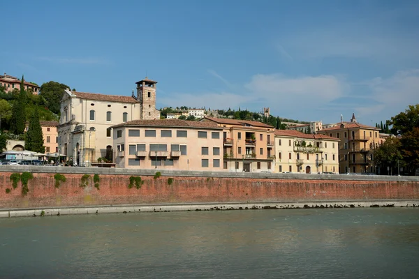 Edificios en el río Adyga en Verona, Italia . — Foto de Stock