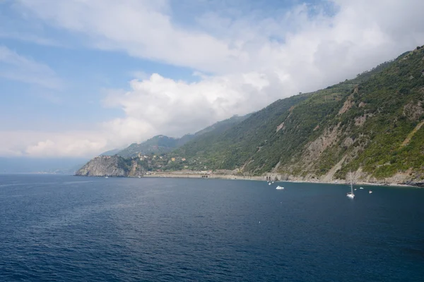 베이 고 Manarola 근처의 바위 절벽에 바다 — 스톡 사진