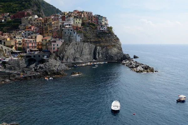 Petite baie et port dans la ville de Manarola — Photo