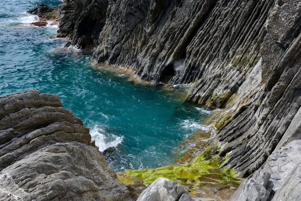 Small rocky bay nearby Vernazza, Italy — Stock Photo, Image