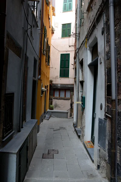 Calle estrecha en la ciudad de Vernazza — Foto de Stock