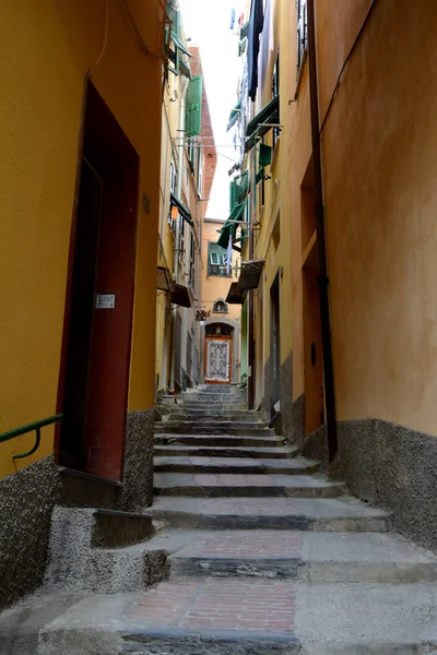 Calle estrecha en la ciudad de Vernazza — Foto de Stock