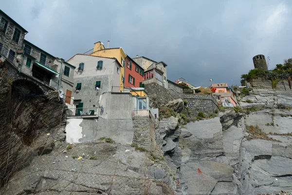 Bâtiments sur roche dans la ville de Vernazza — Photo