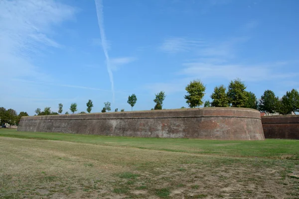 Mur obronny w Lucca we Włoszech — Zdjęcie stockowe
