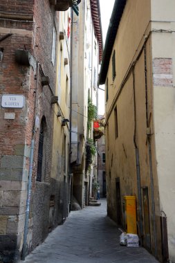 Lucca şehir İtalya eski kısmında dar sokak.