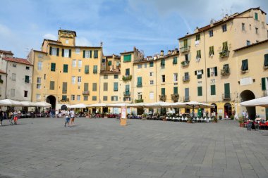 Lucca şehirde Ital, Piazza dell'Anfiteatro meydanında binalar