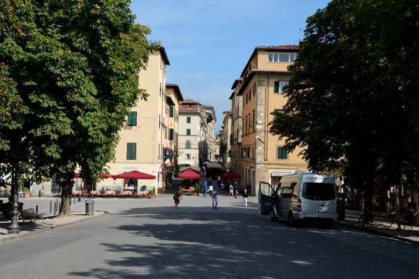 Calle en el casco antiguo de la ciudad de Lucca en Italia . — Foto de Stock