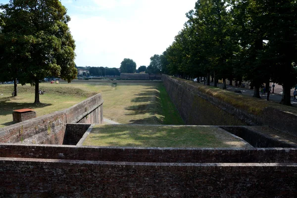 Försvarsmurar i Lucca i Italien — Stockfoto