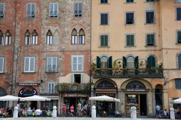 Edificios en la plaza de San Michele en la ciudad de Lucca en Italia . — Foto de Stock