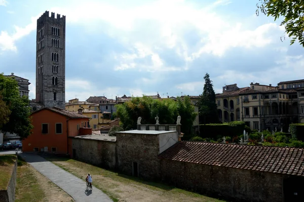 Edificios y torres en el casco antiguo de la ciudad de Lucca en Italia . — Foto de Stock