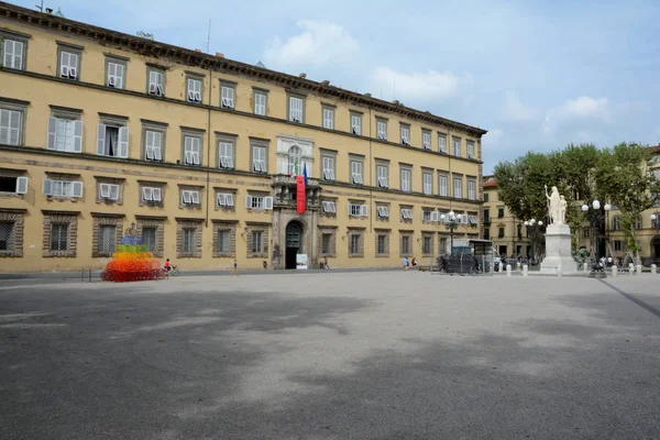 Budynek przy placu Piazza Napoleone w mieście Lucca we Włoszech. — Zdjęcie stockowe