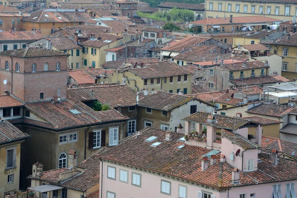Vista su Lucca città in Italia . — Foto Stock