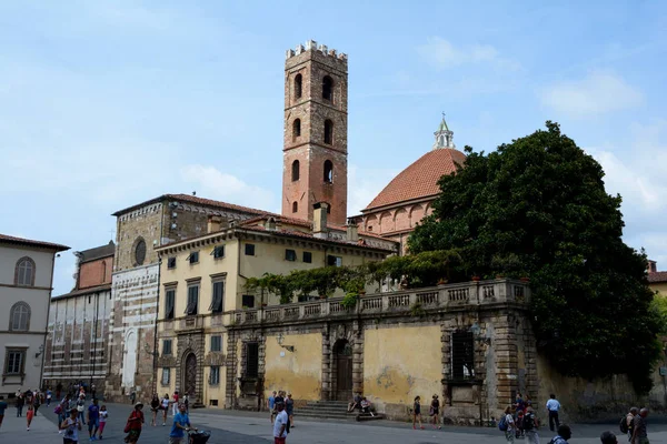 Edificios en la plaza de San Martino en la ciudad de Lucca en Italia . — Foto de Stock