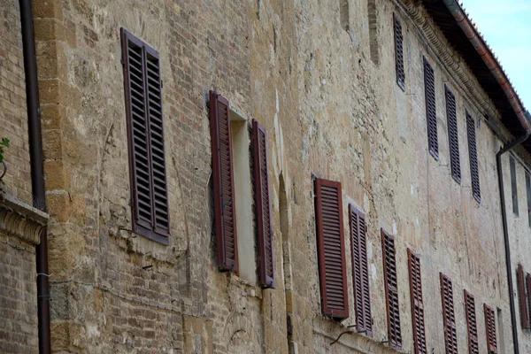 Persianas de ventana marrón — Foto de Stock