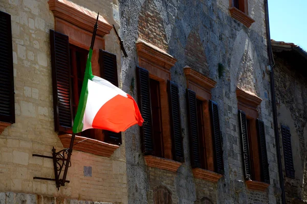 Drapeau italien et fenêtres avec volets bruns — Photo