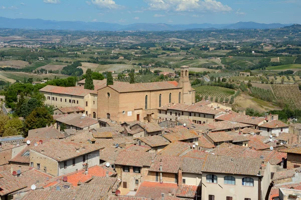 Viev of San Gimignano and surrounding landscape. — Stock Photo, Image