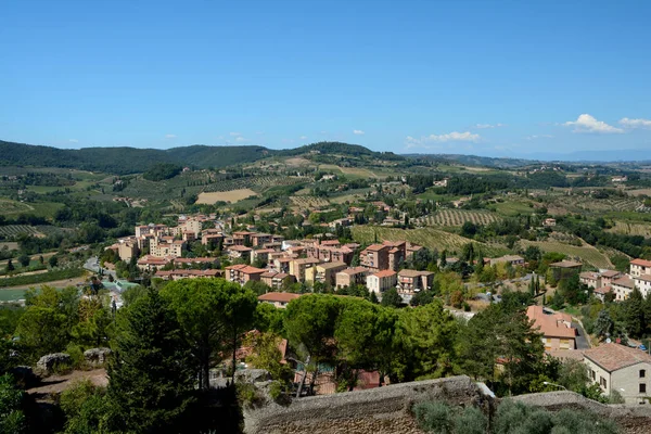 Veduta di San Gimignano e del paesaggio circostante . — Foto Stock