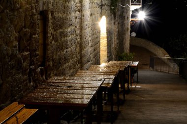 Gece masalarda ıslak, boş, ahşap Restoran
