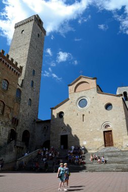 Piazza del Duomo Meydanı San Gimignano şehirde, Toskana, İtalya.