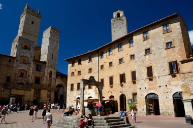 San Gimignano şehri İtalya Piazza della Cisterna meydanda