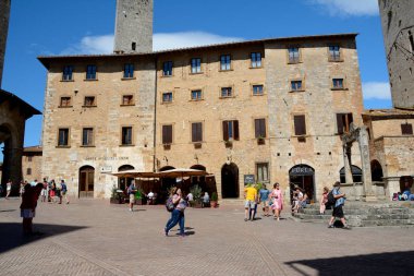 San Gimignano şehri İtalya Piazza della Cisterna meydanda