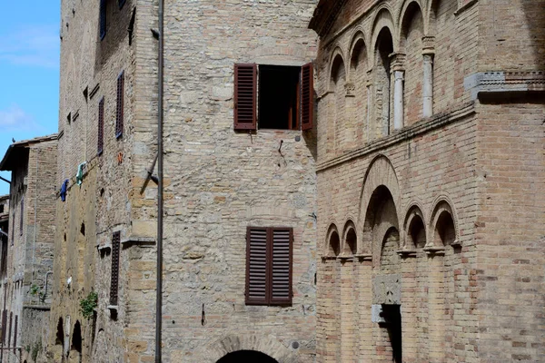 Épületek San Gimignano városban Toszkánában, Olaszország — Stock Fotó