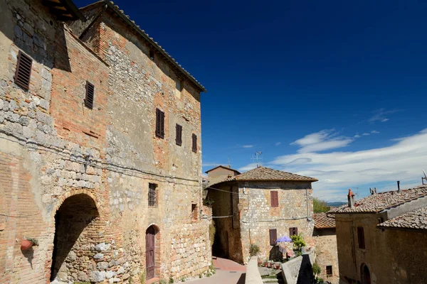 Bâtiments à San Gimignano ville en Toscane, Italie . — Photo