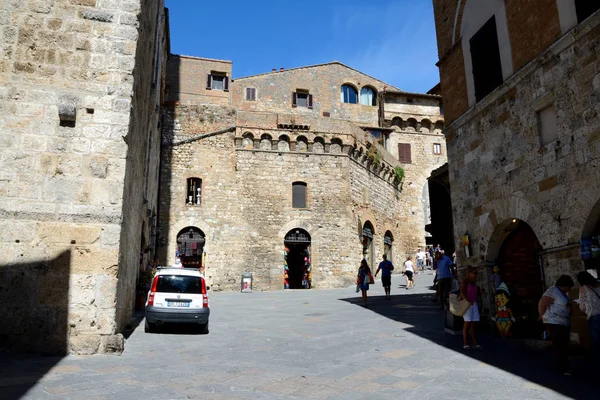 Calle y edificios en San Gimignano ciudad en Toscana, Italia . — Foto de Stock
