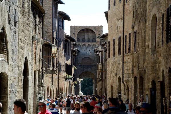 Calle en San Gimignano ciudad en Toscana, Italia . — Foto de Stock