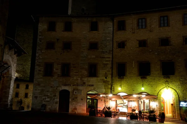 Bâtiments la nuit dans la ville de San Gimignano en Italie — Photo
