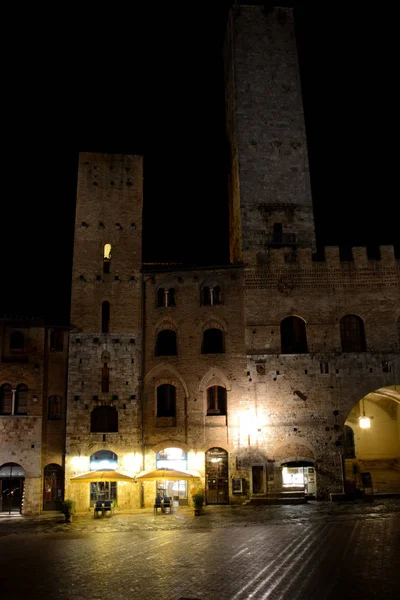 Buildings at night in San Gimignano city in Italy — Stock Photo, Image