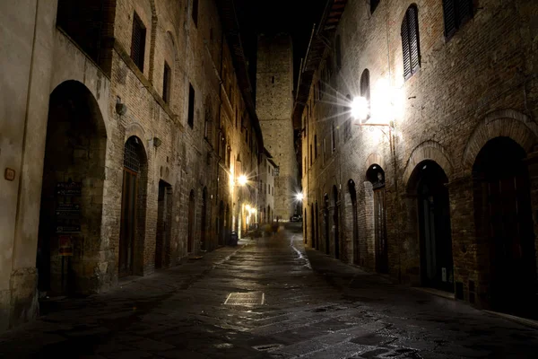 Calle por la noche en la ciudad de San Gimignano en Toscana, Italia . — Foto de Stock