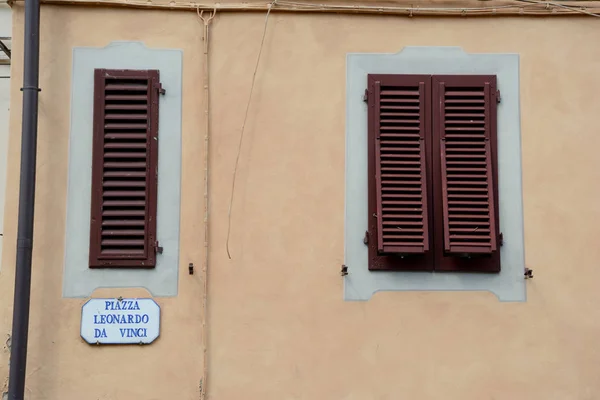 Window shutters in Vinci city in Tuscany, Italy. — Stock Photo, Image