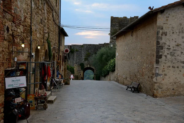 Edificios en Monteriggioni ciudad en Toscana, Italia . — Foto de Stock