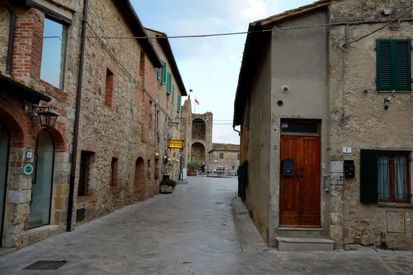 Здания в городе Монтериджиони в Тоскане, Италия . — стоковое фото