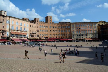 Piazza del Campo Meydanı Toskana İtalya Ortaçağ Siena şehrinde.
