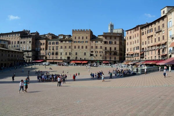 Piazza del Campo Meydanı Toskana İtalya Ortaçağ Siena şehrinde.